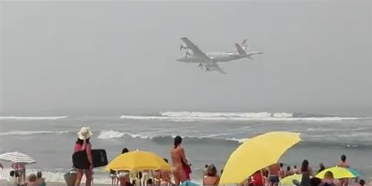 VIDEO Dovolenkári zažili šok: Do mora sa rútilo obrovské lietadlo!