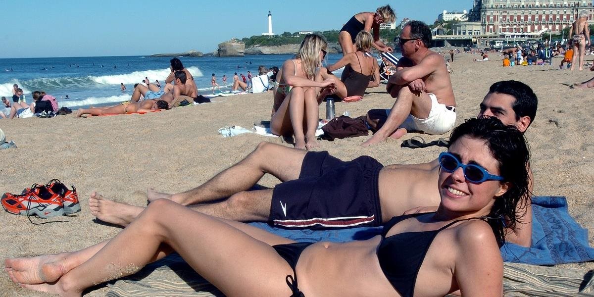 Španielsko zasahuje proti ľuďom, ktorí si vecami obsadzujú miesta na pláži