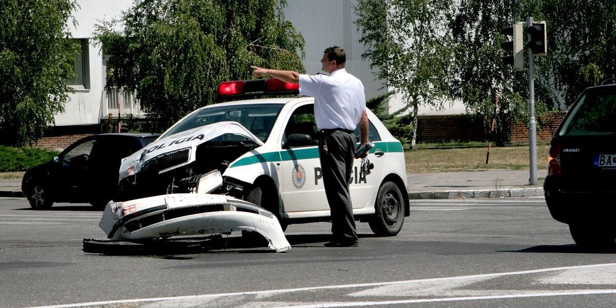 V Bratislave havarovali policajti, dvaja ľudia skončili v nemocnici