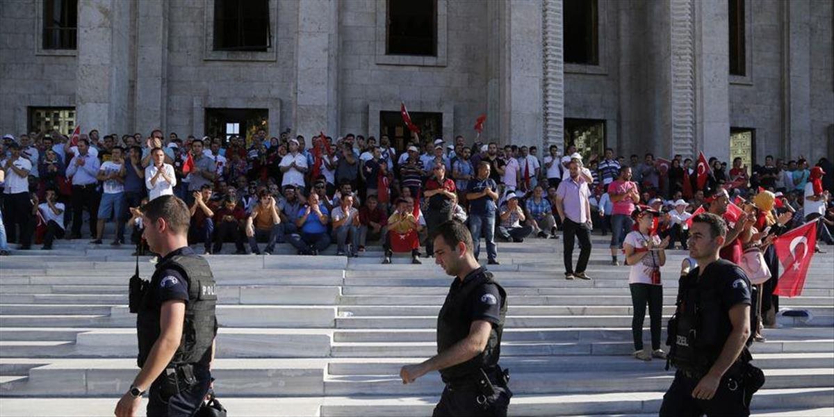 Turecká polícia dostala príkaz na zadržanie 173 zamestnancov pracujúcich na súdoch v Istanbule