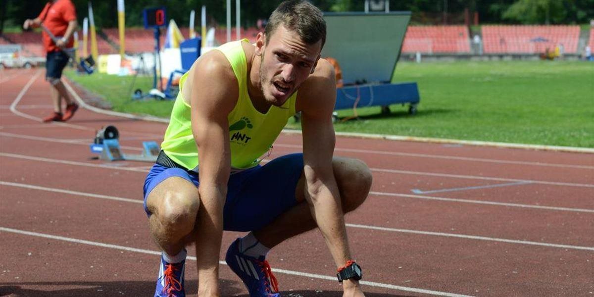 Slovenský reprezentant Kučera v rozbehu na 400 m prekážok až siedmy a končí na OH