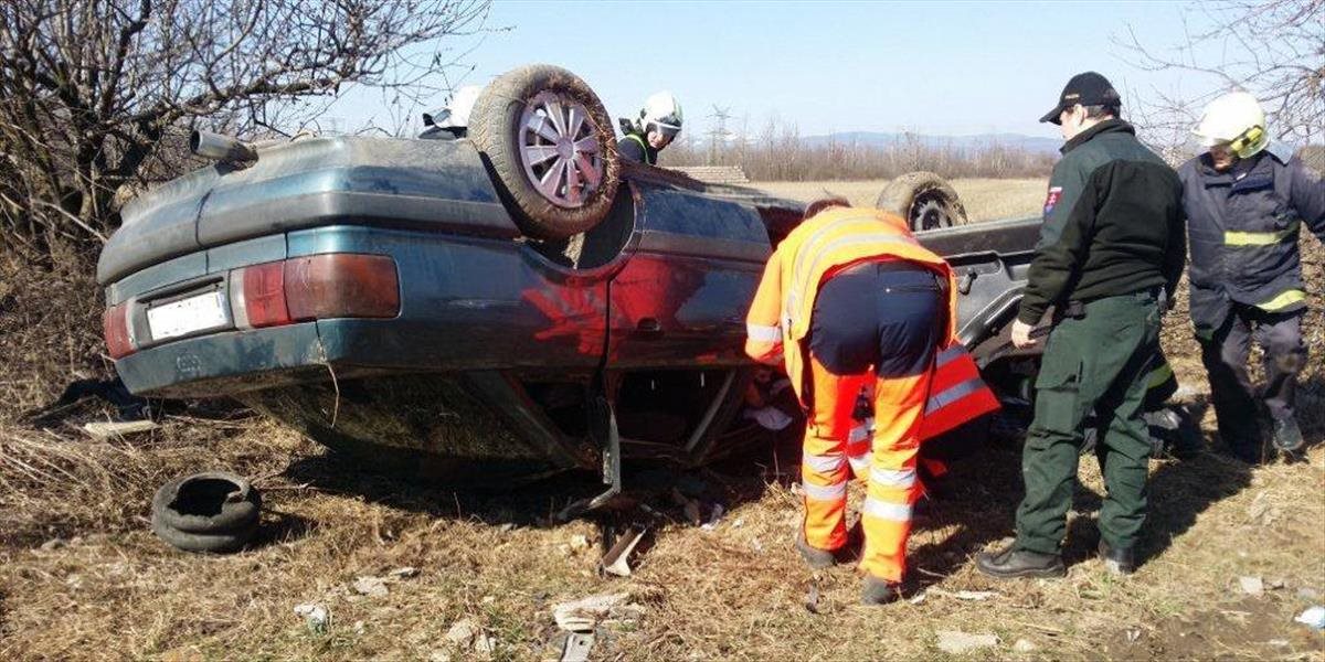 Cestou na Senec sa prevrátilo auto, mladý vodič utrpel zranenia