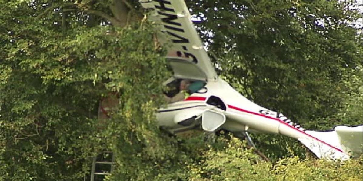 Pilot lietadla pristál na strome: Na záchranu si musel počkať celú noc