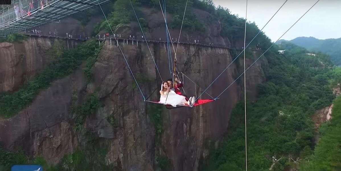 VIDEO Svoje ÁNO si povedali zavesení na lanách: Vo výške 180 metrov nad zemou!