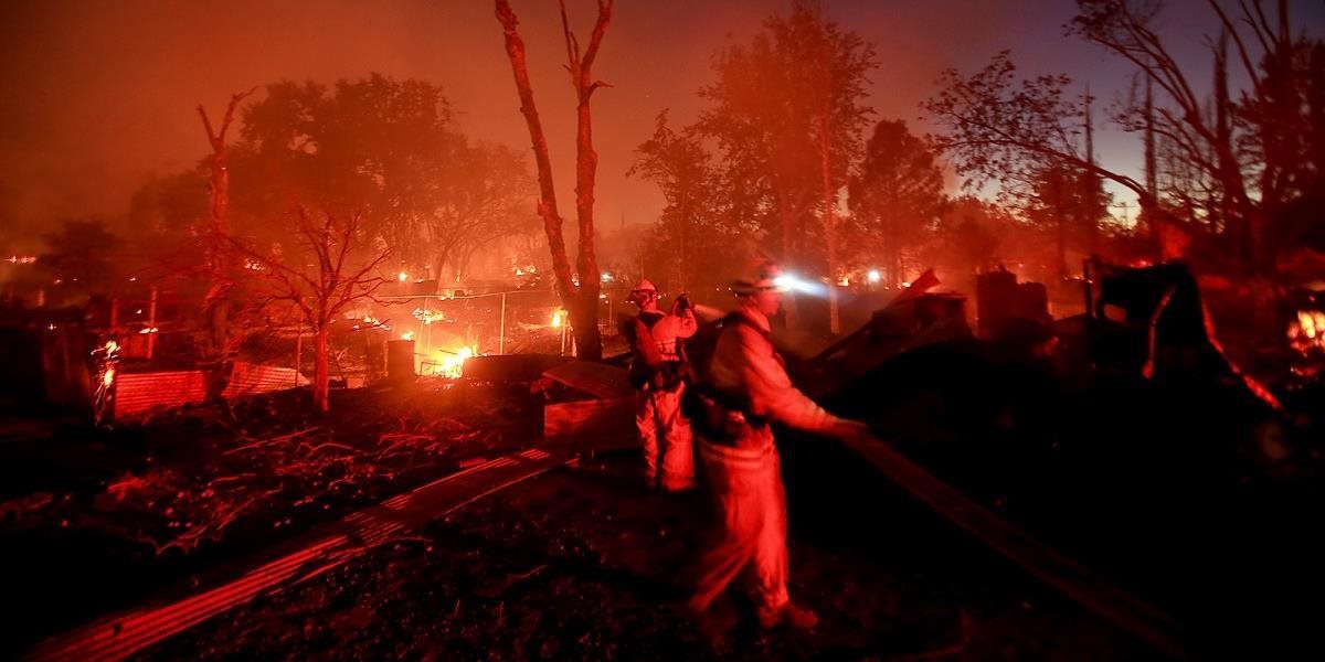 Požiar v Kalifornii zničil viac než 175 budov: Muža označeného za pôvodcu zatkli