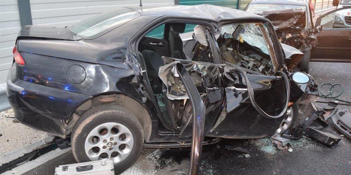 V Galante sa čelne zrazili dve autá, vodiči skončili s ťažkými zraneniami