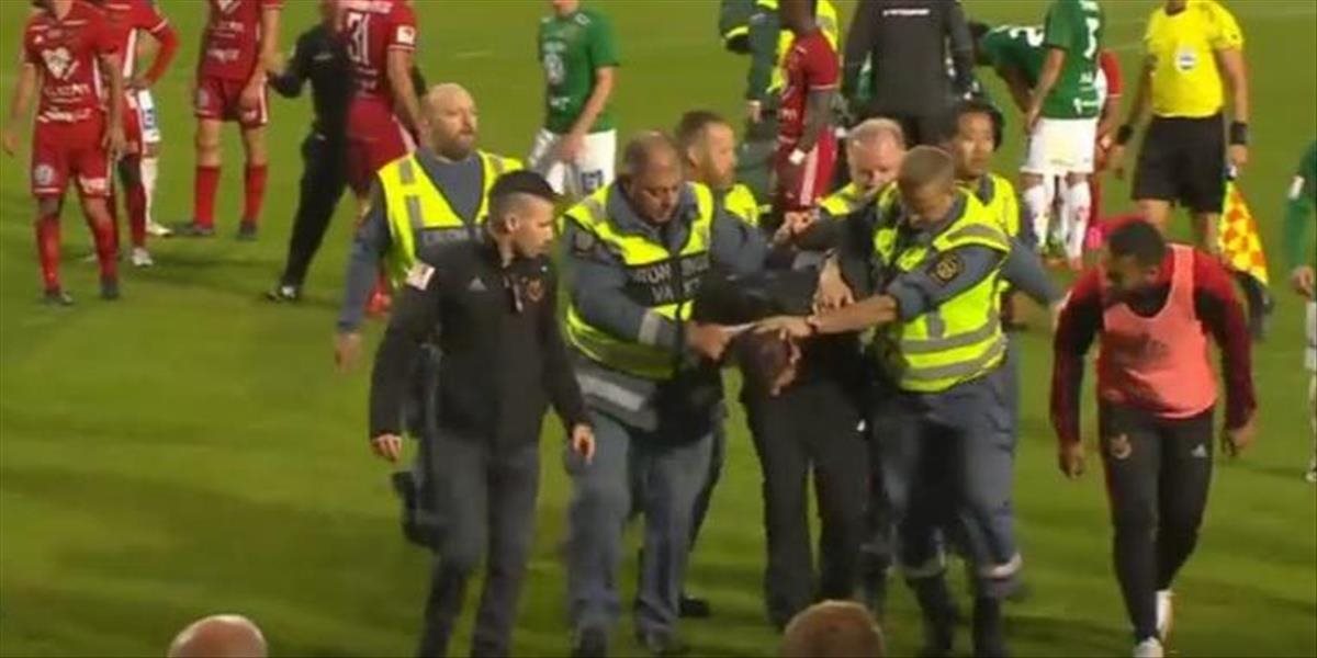 VIDEO Dráma vo švédskej lige: Fanúšik napadol brankára Keitu, zápas nedohrali