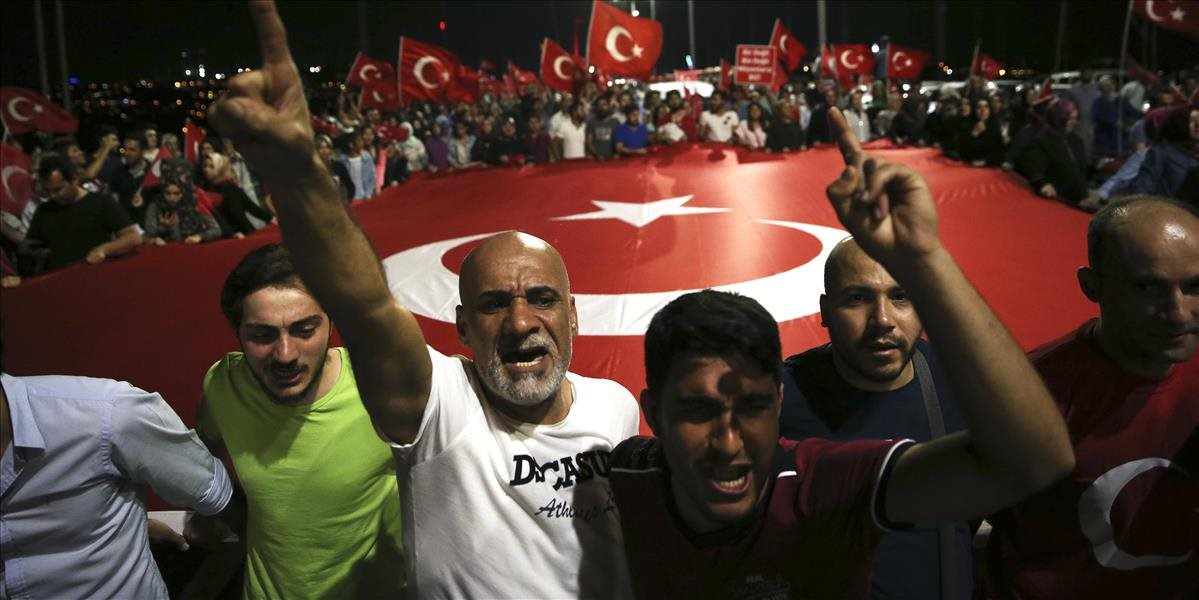 Holandsko má obavy z nárastu napätia v krajine, tábory Turkov sa navzájom zastrašujú
