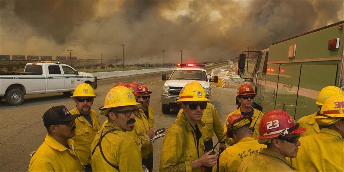 V dôsledku prírodných požiarov evakuovali v Kalifornii 82-tisíc ľudí