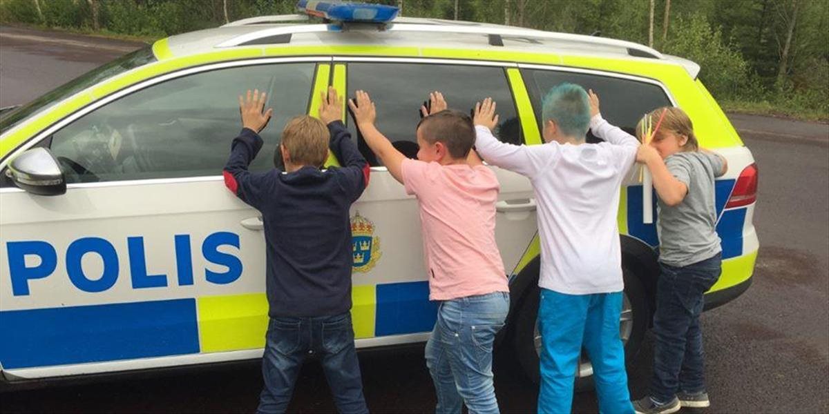 FOTO Polícia vtrhla na hlučnú párty, osemročným deťom zhabala sladkosti