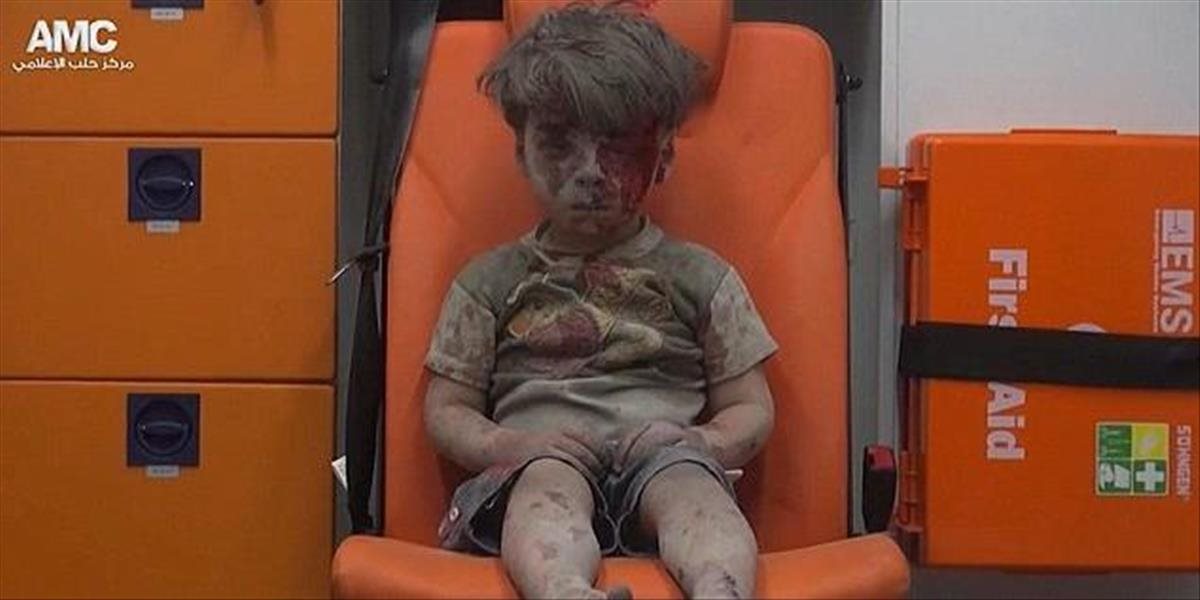 Krutá vojna v Sýrii: Srdcervúce VIDEO chlapca zachráneného z trosiek v Aleppe
