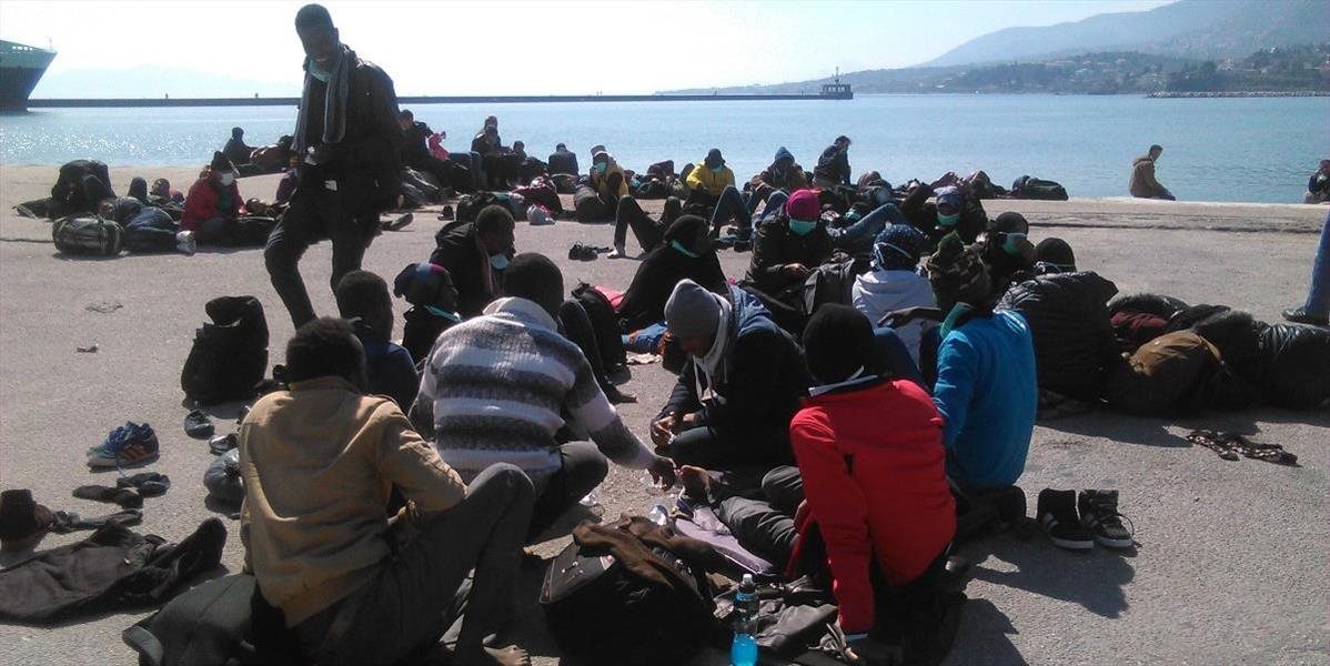 Grécka pobrežná stráž zachránila asi 70 migrantov uviaznutých na pustom ostrove
