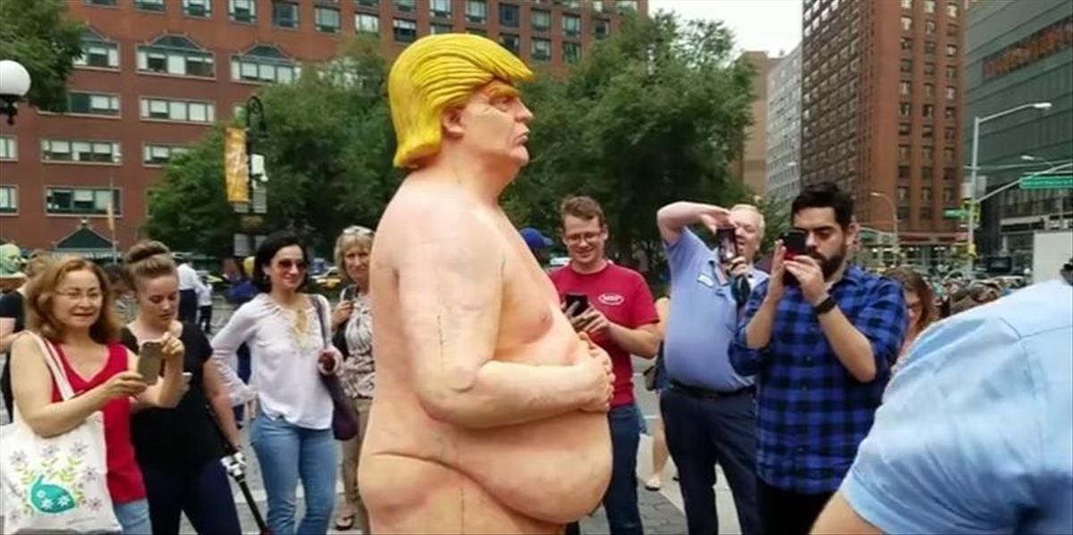 FOTO a VIDEO V New Yorku sa objavila socha nahého Donalda Trumpa