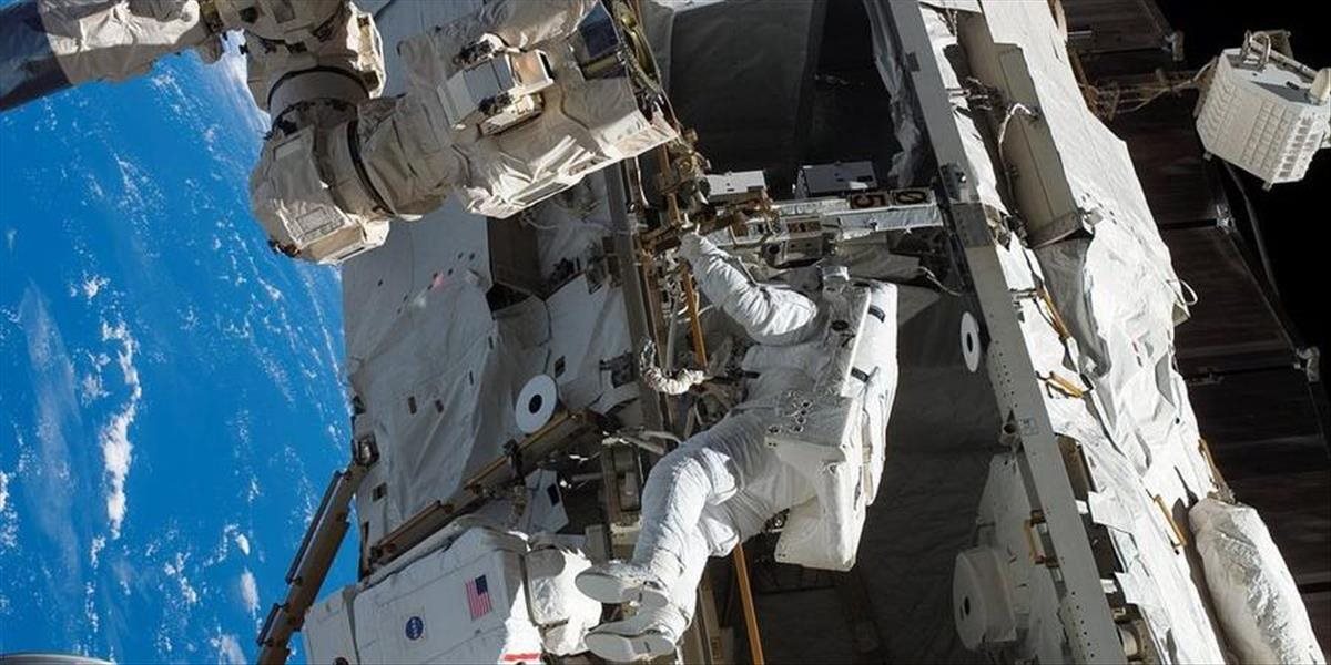 Astronauti na ISS začali montovať nové dvere pre návštevníkov komerčných letov