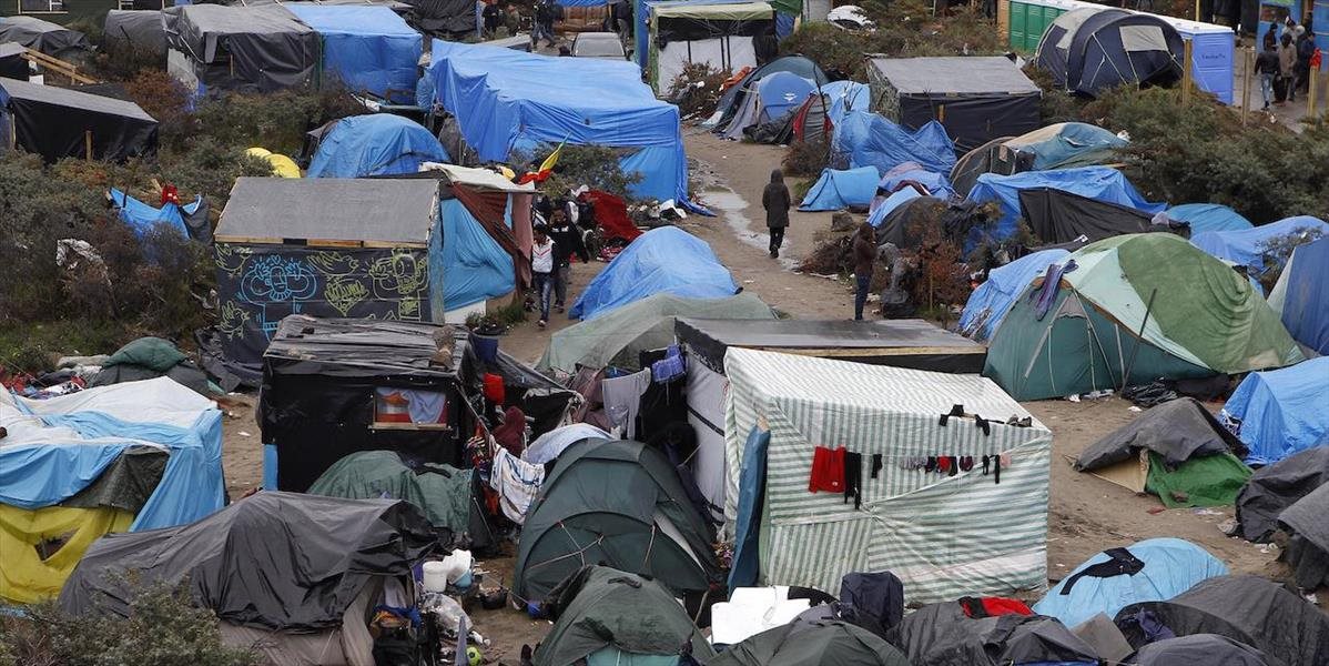 V tábore pri Calais býva najviac migrantov od jeho vzniku