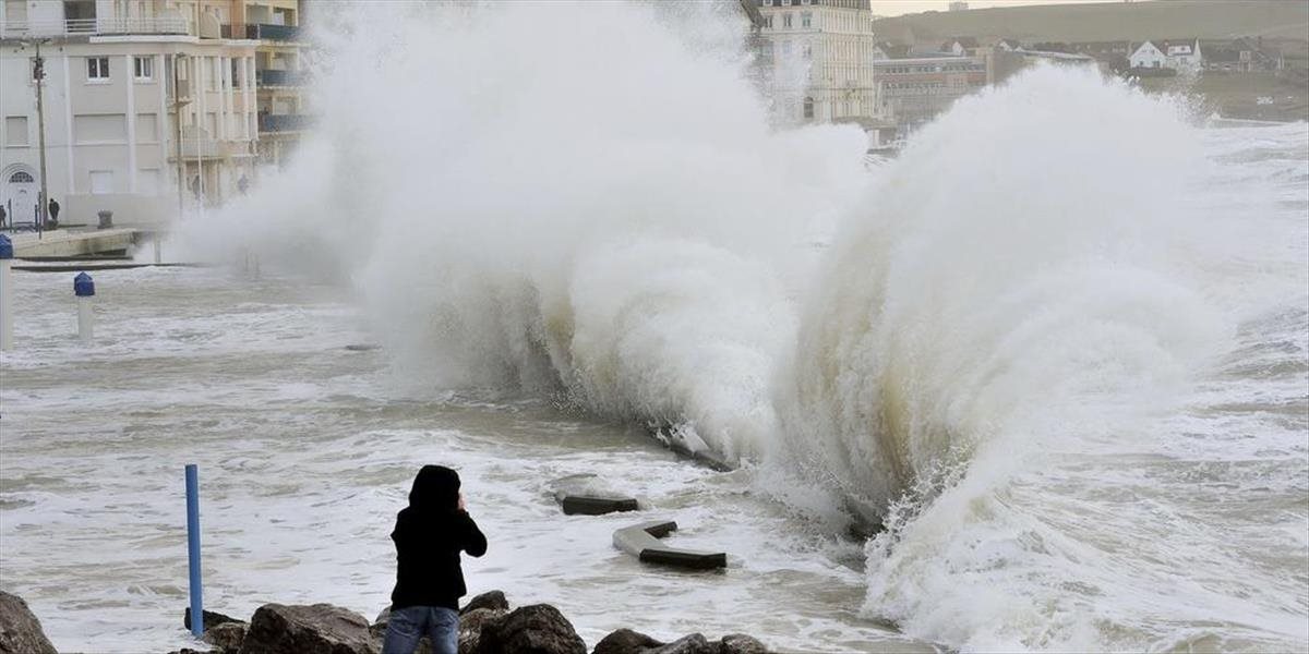 Rozbúrené more a vysoké vlny si v Británii cez víkend vyžiadali šesť obetí