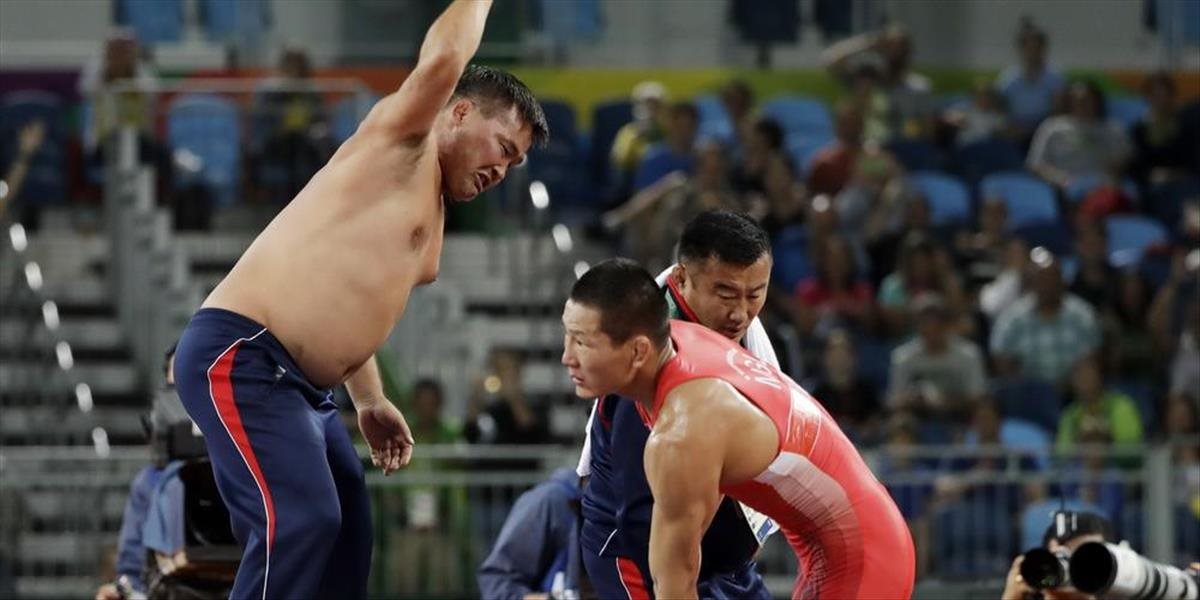 FOTO Mongolský zápasník prišiel o bronz, tréneri predviedli striptíz