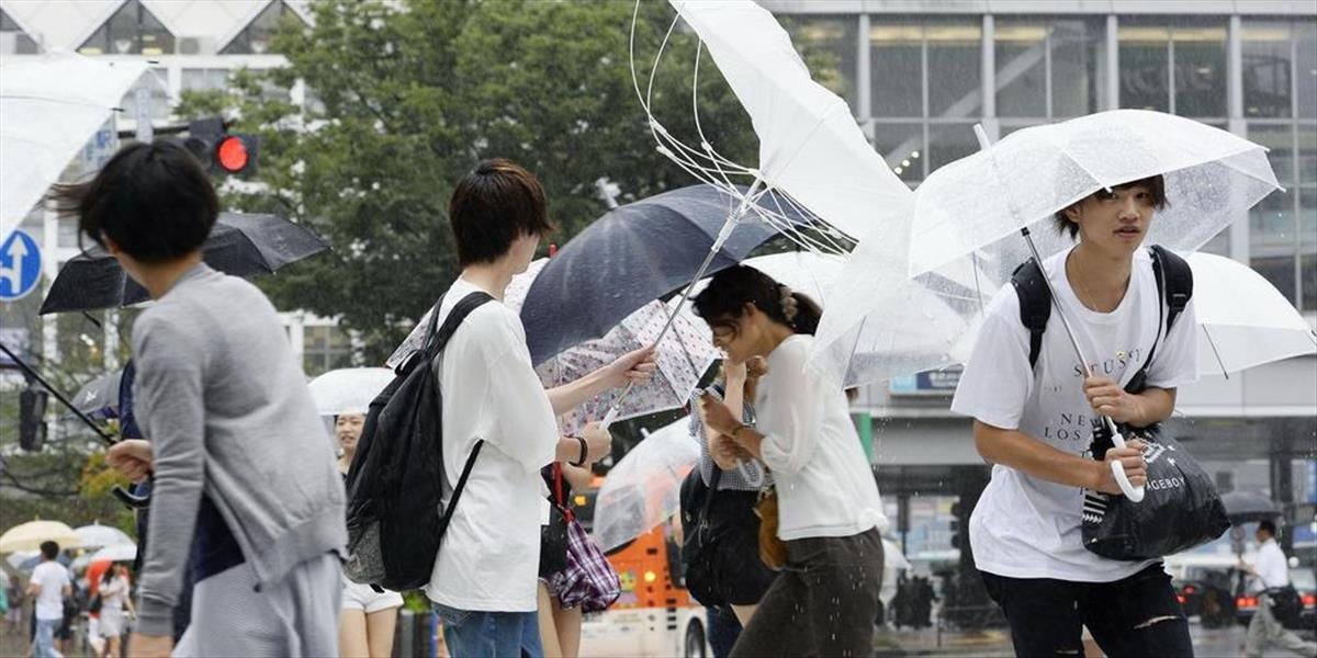 Tajfún Mindulle zasiahol Tokio a priľahlé oblasti, zrušili stovky letov