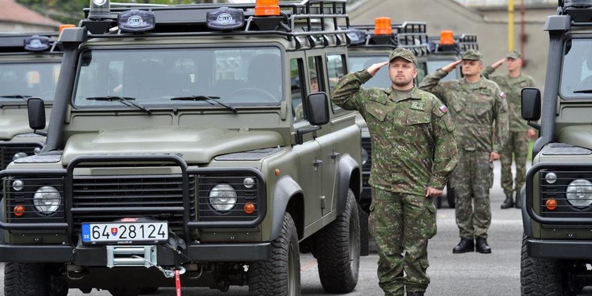 FOTO Minister obrany odovzdal vojakom v kasárňach v Prešove 30 vozidiel