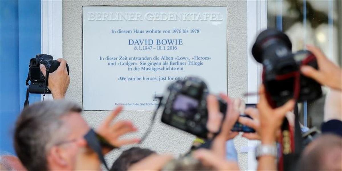 VIDEO Berlín si uctil Davida Bowieho pamätnou tabuľou