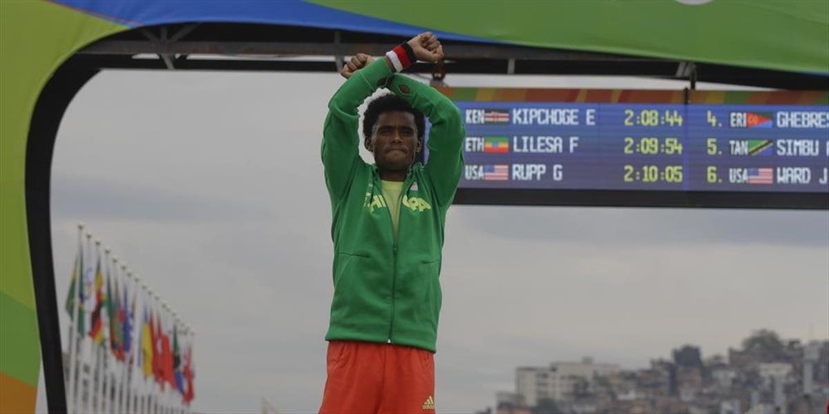 FOTO  a VIDEO Strieborný olympijský medailista môže kvôli tomuto gestu aj zomrieť!