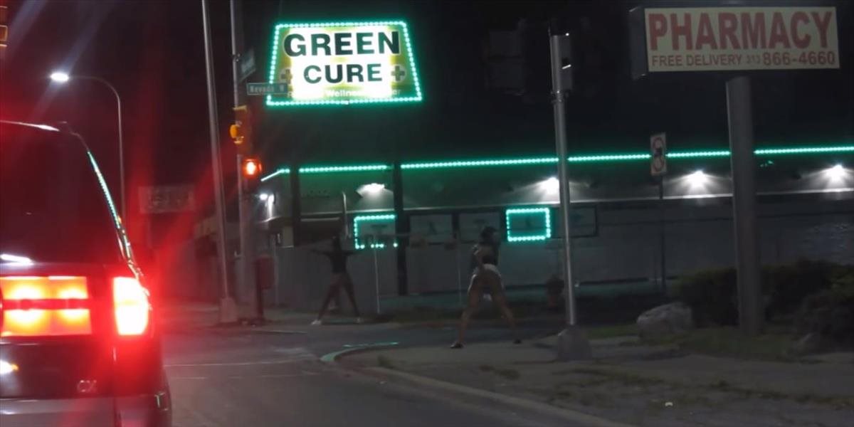 VIDEO Takto to vyzerá v Detroite: Gangstri, prostitútky a zrážka v priamom prenose