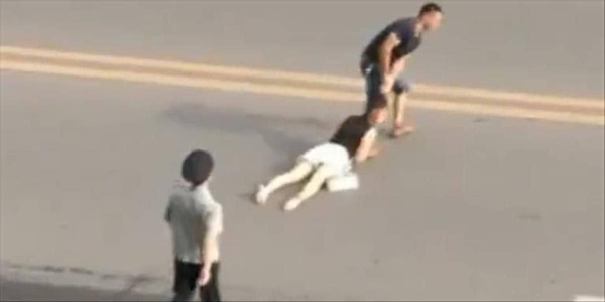 VIDEO Neuveriteľná brutalita: Muž ťahá ženu za vlasy cez cestu, policajt sa iba prizerá