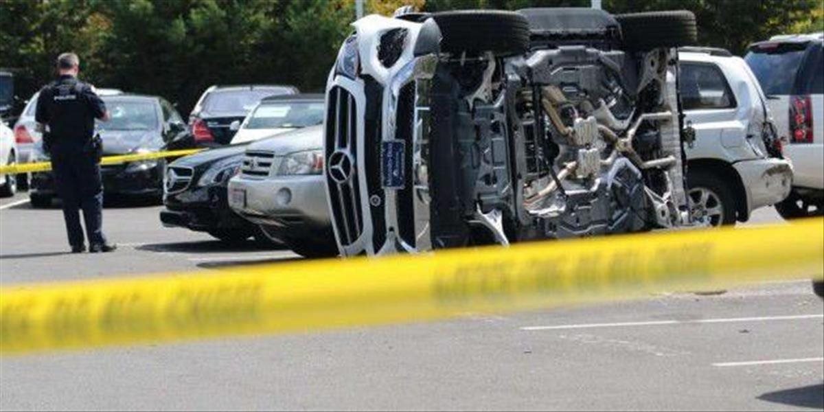 FOTO Nevydarená skúšobná jazda: Žena zdemolovala štyri autá a nový Mercedes prevrátila na strechu