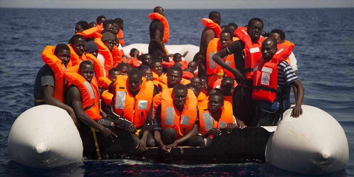 Pašeráci používajú nebezpečnejšie trasy, pri plavbe do Európy zomiera viac migrantov