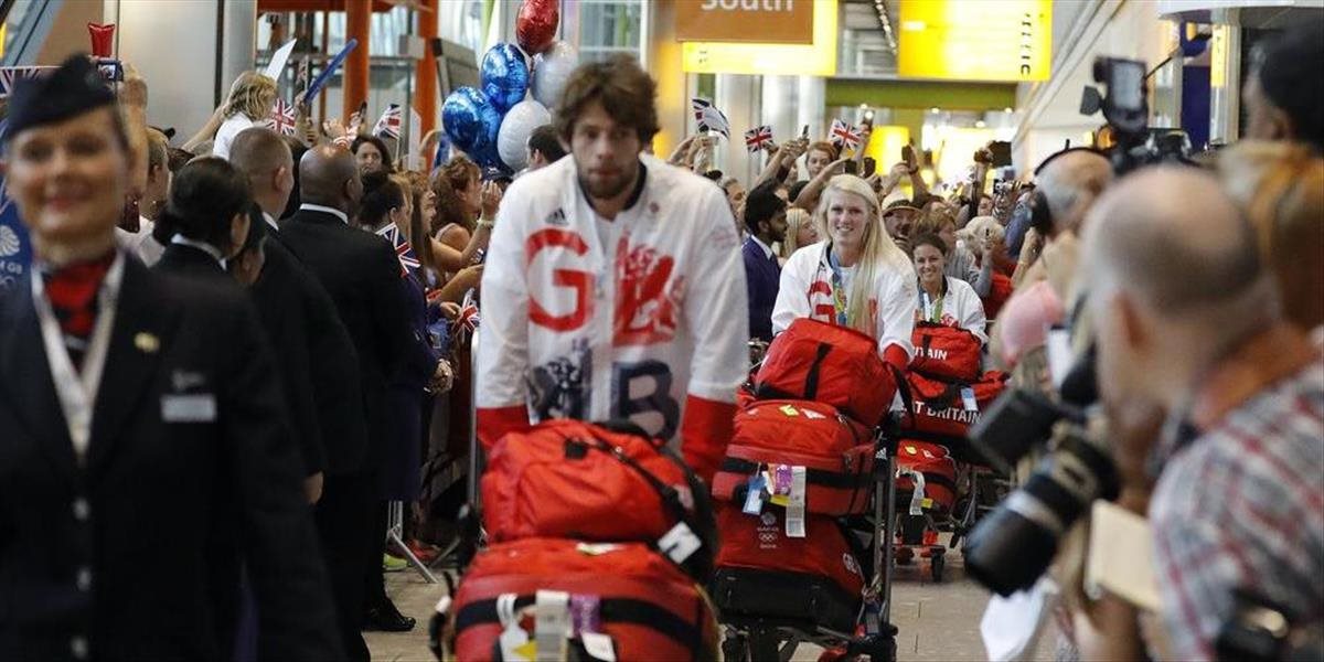 Britský tím z OH sa na letisku Heathrow dočkal triumfálneho privítania