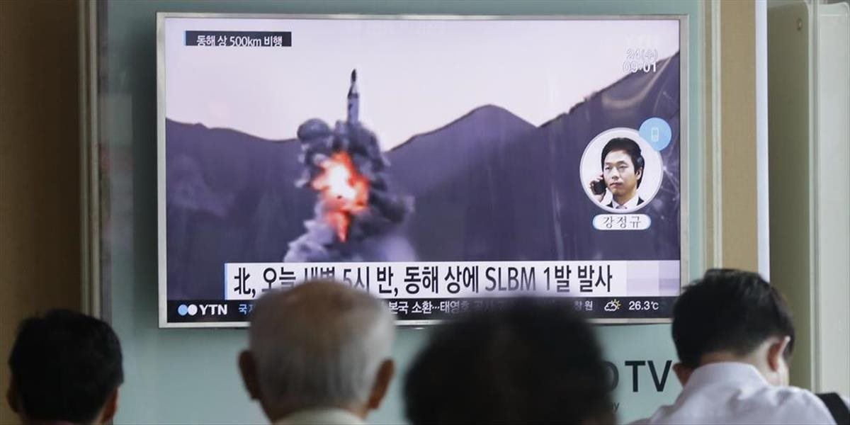 Severná Kórea skúšobne vypálila z ponorky balistickú strelu