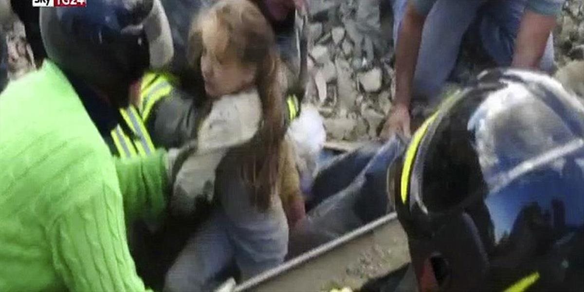 VIDEO Z trosiek po zemetrasení v Taliansku vytiahli živé desaťročné dievčatko