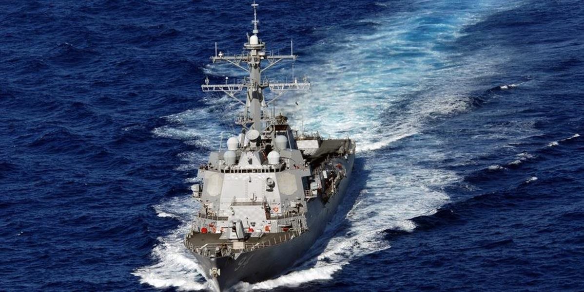 Iránske člny ohrozili americký torpédoborec plávajúci v Hormuzskom prielive