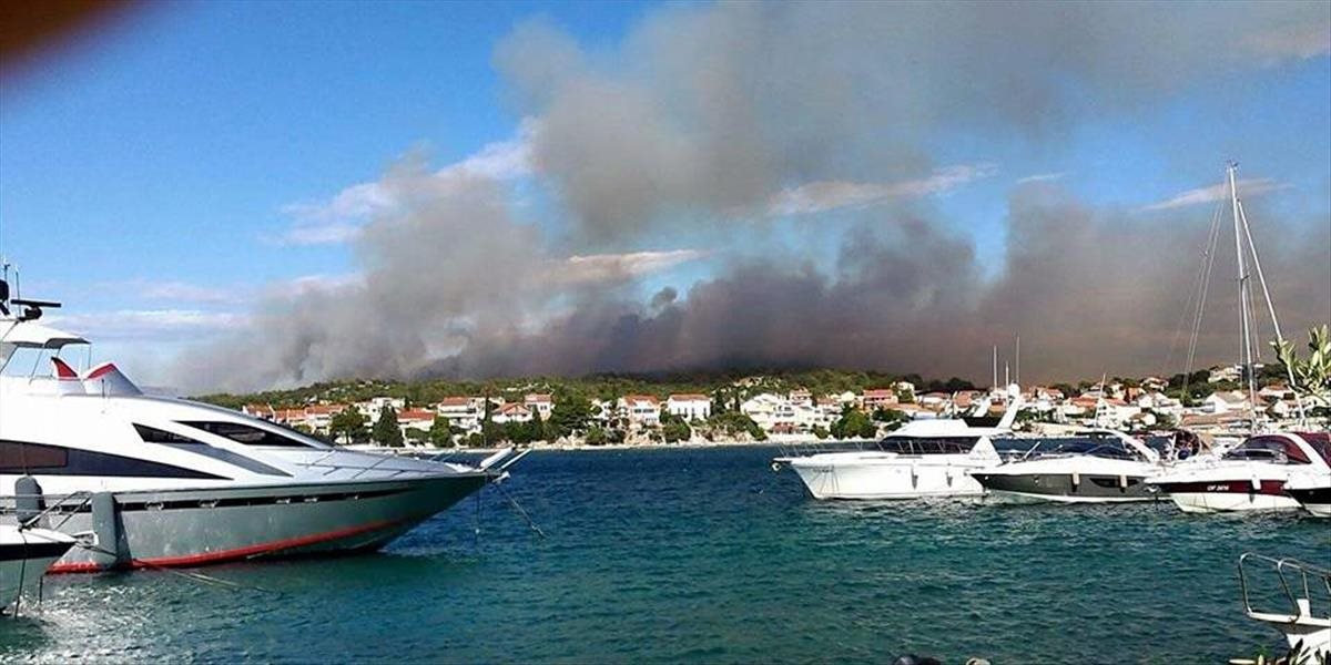 FOTO a VIDEO Dovolenkári pozor: V Chorvátsku horí, mohutný požiar nevedia zastaviť už tri dni