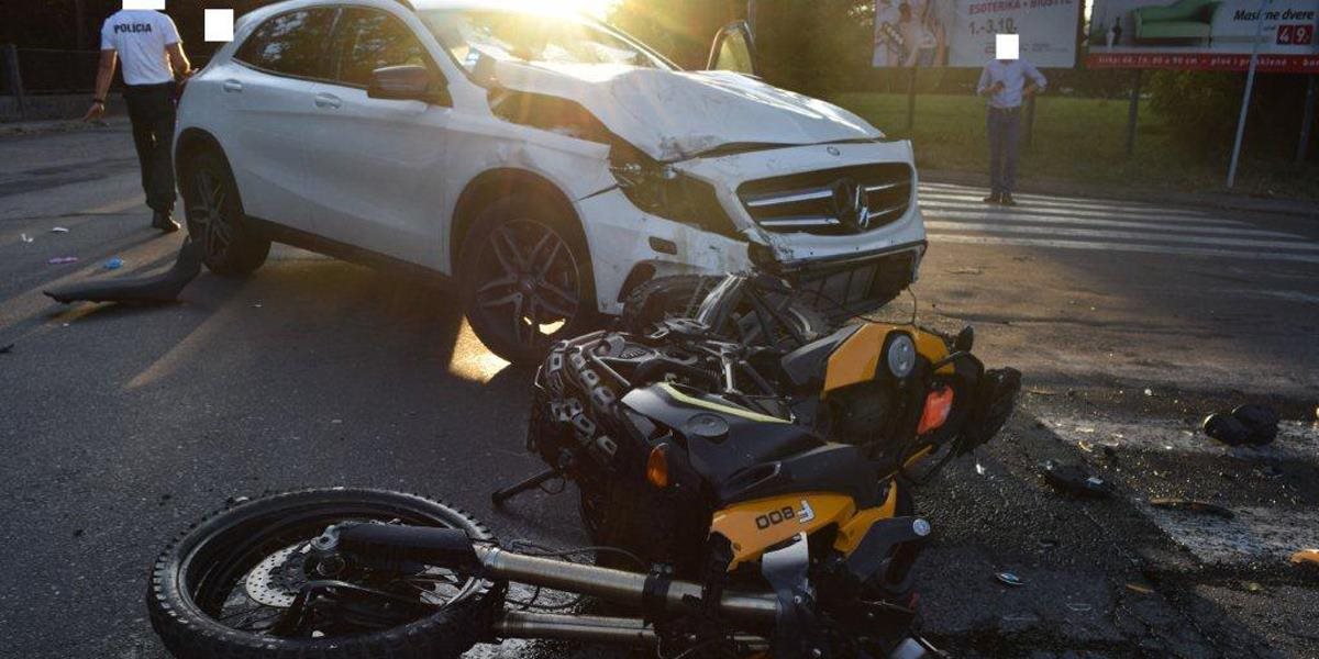 Motorkár sa v Malackách zrazil s autom, skončil s vážnymi zraneniami