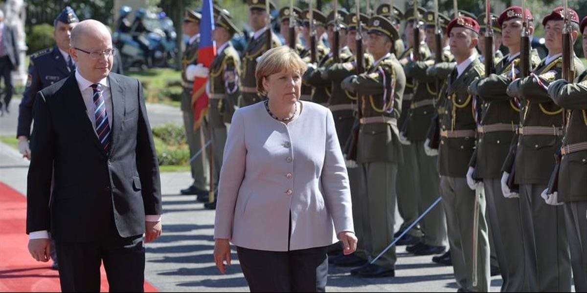 VIDEO Merkelovú v Česku vypískali, kvóty pre migrantov nechcú
