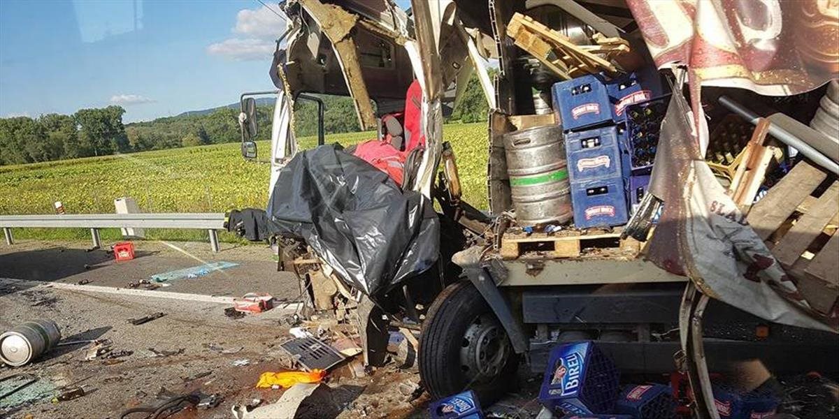 FOTO a VIDEO Tragická nehoda na východnej D1: Kamión s pivom to napálil do cestárov, vodič neprežil
