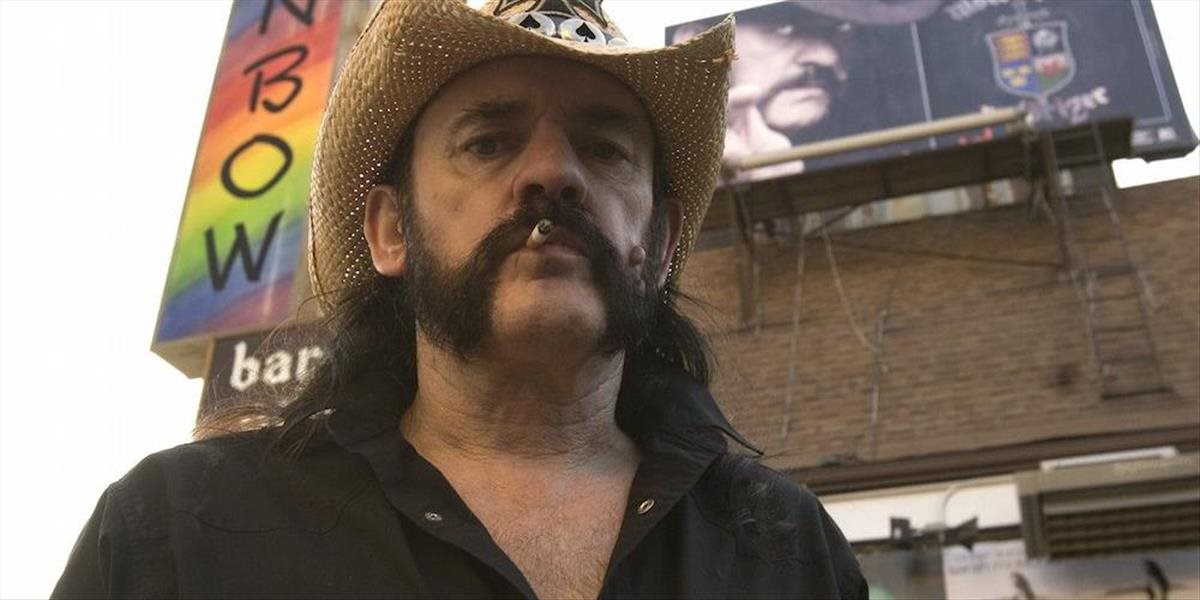 Pred obľúbeným barom Lemmyho z Motörhead odhalili jeho sochu
