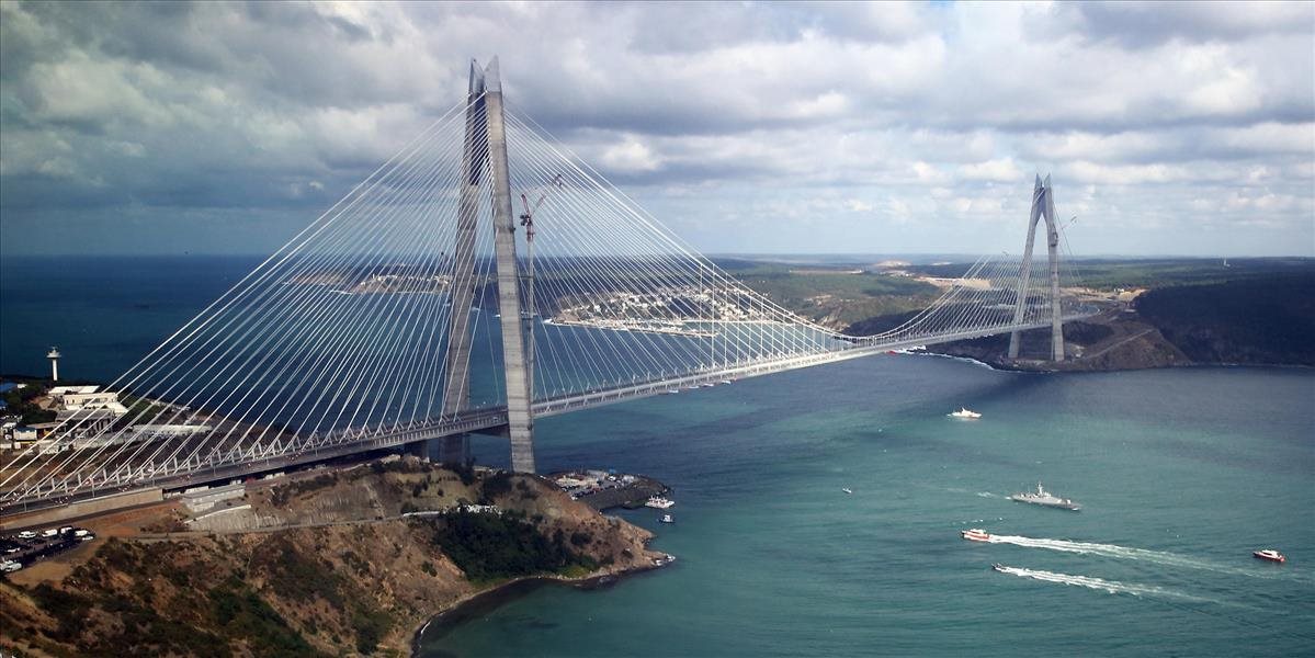 FOTO Turecký prezident v Istanbule s veľkou slávou otvoril tretí most cez Bospor