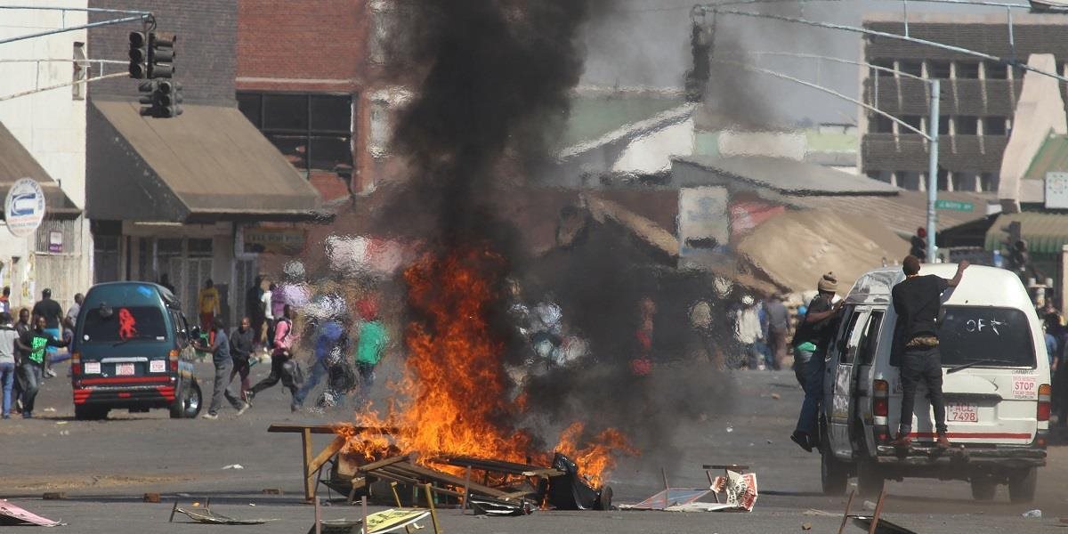 Stret demonštrantov a polície v Zimbabwe si vyžiadal najmenej 40 zranených