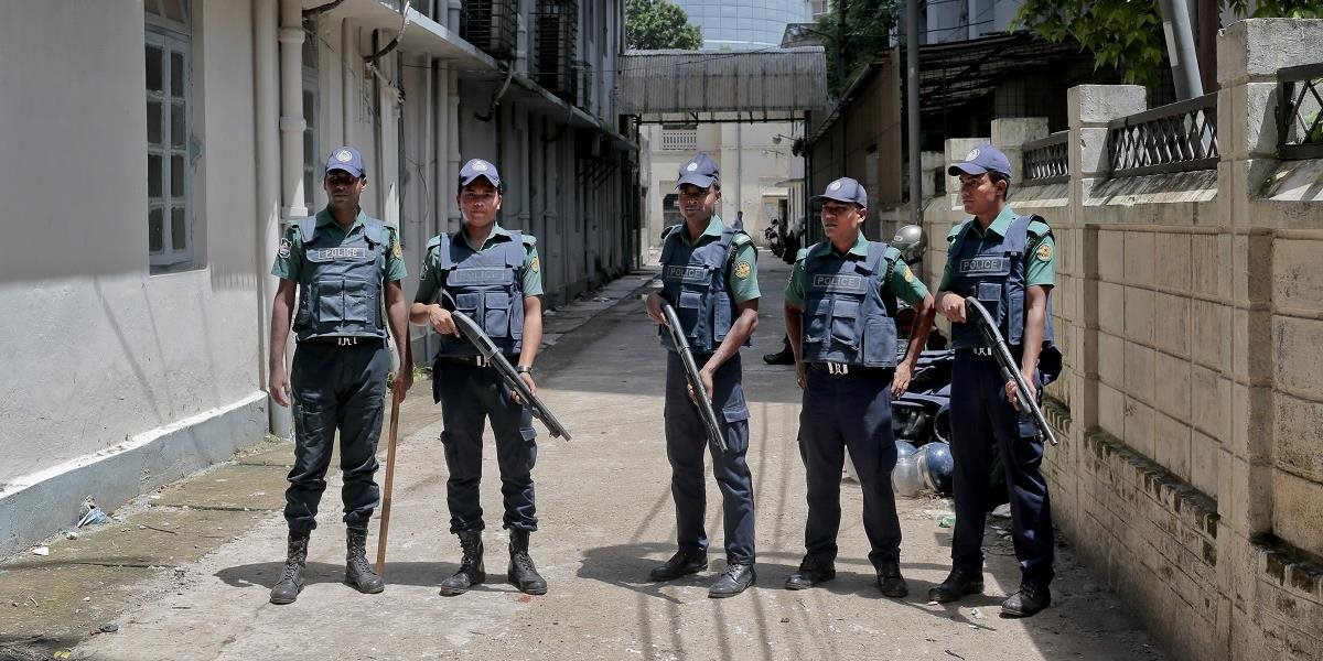 Polícia zabila údajného strojcu útoku na reštauráciu v Dháke