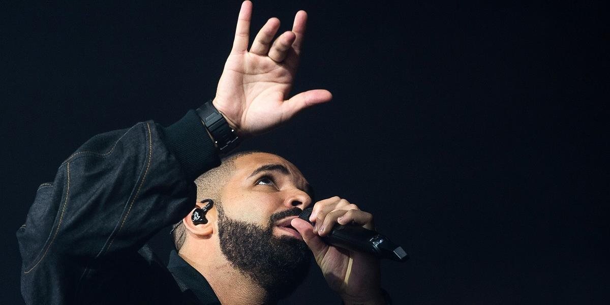 Drake kúpil billboard, aby zagratuloval Rihanne k špeciálnej cene