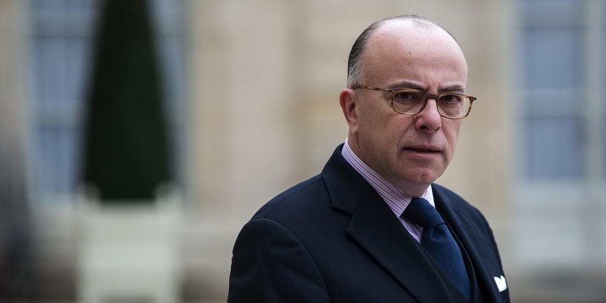 Francúzsky minister vnútra odmietol výzvy na uzákonenie zákazu burkín