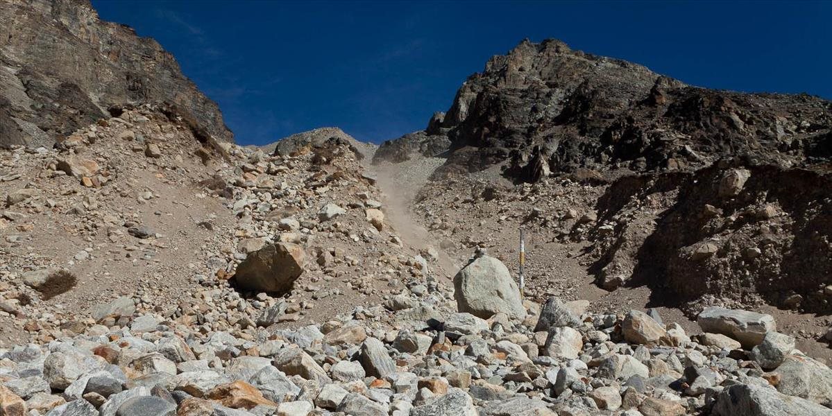 Kamenná lavína pochovala horolezca