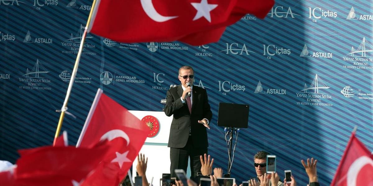 Erdogan: Turecko bude v Sýrii, dokiaľ IS a Kurdi budú hrozbou