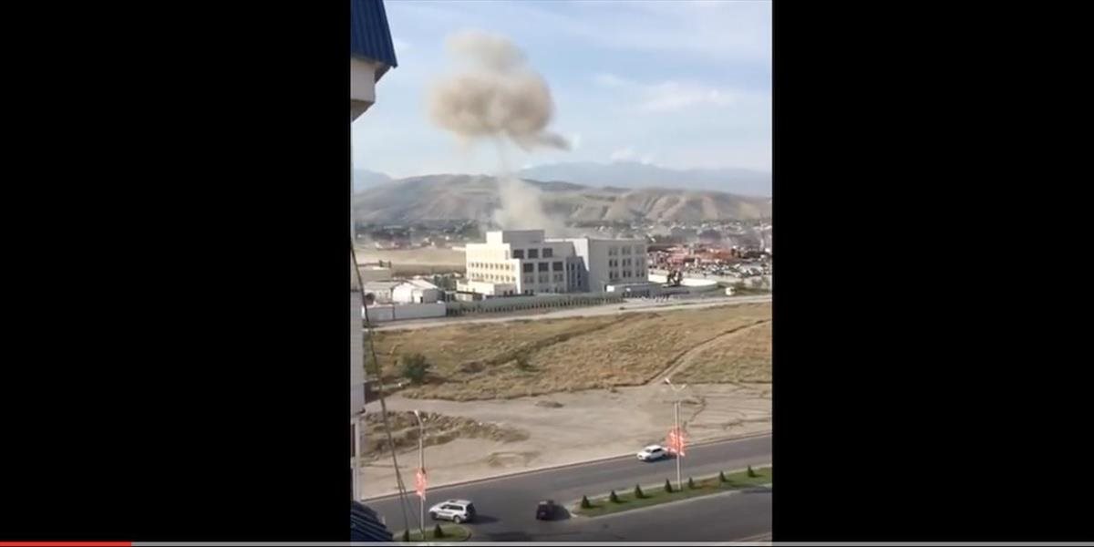 VIDEO Útok na veľvyslanectvo v Kirgizsku: Samovražedný atentátnik sa odpálil v aute