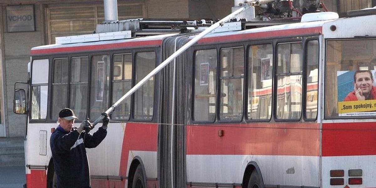 V Otrokoviciach havaroval trolejbus, hlásia 13 zranených