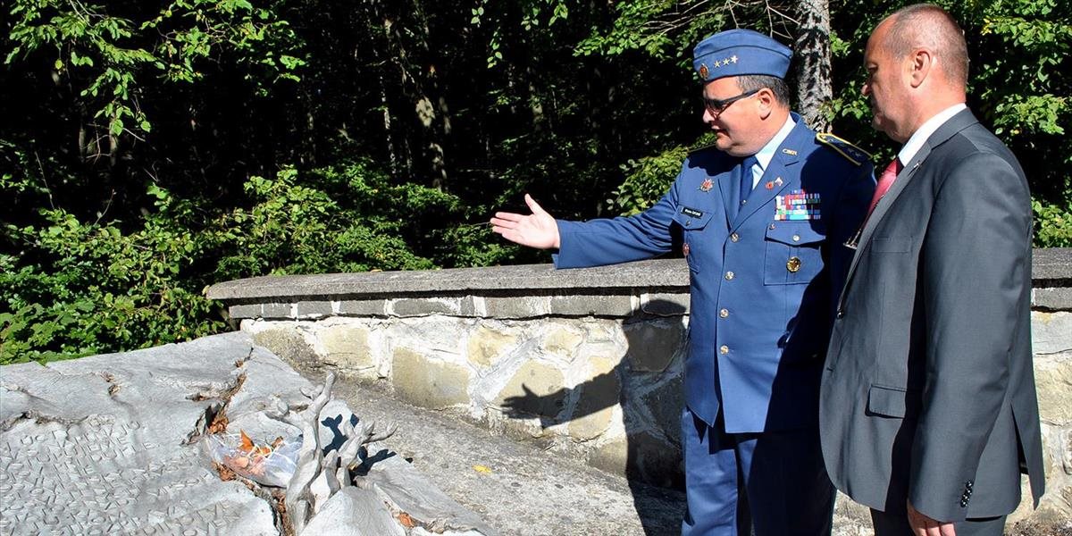 FOTO Minister obrany si pred rokovaním vlády uctil pamiatku obetí na Dukle