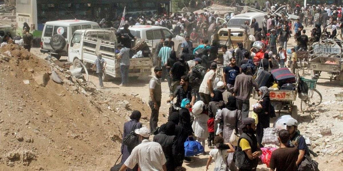 Desiatky Sýrčanov sa na základe dohody evakuujú z obliehaného predmestia Damasku