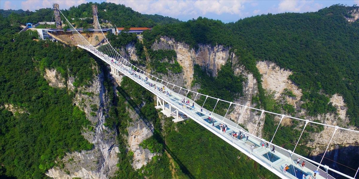 Dočasne uzatvorili najvyšší a najdlhší sklenený most na svete